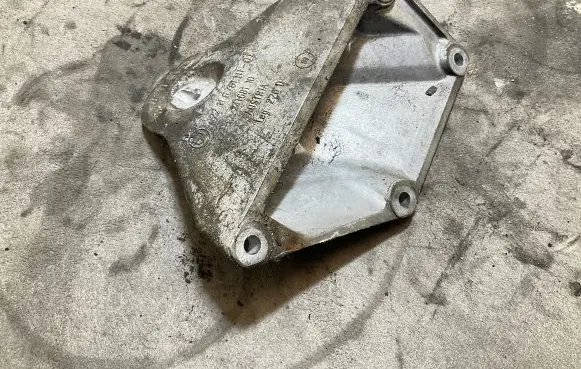 BMW 5 E60 E61 Engine mounting bracket 6761111 24168110