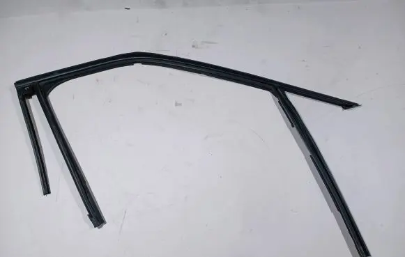 Ford Explorer VI Front door glass trim molding LB5B-S21510-AJ