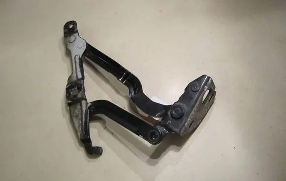 Volkswagen PASSAT B5 Tailgate/trunk/boot hinge 8D5827302C