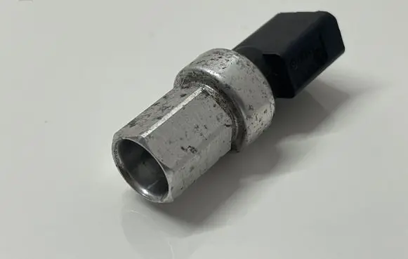 Volkswagen Golf IV Air conditioning (A/C) pressure sensor 1J0959226