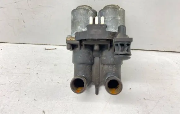 Mercedes-Benz E W124 Coolant heater control valve 0008306584 A0008306584 4950000002