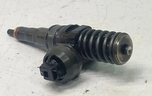Volkswagen PASSAT B6 Fuel injector 038130073BQ