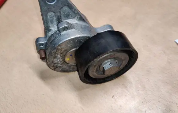 Volkswagen Golf VII Power steering belt tensioner 04L903315D