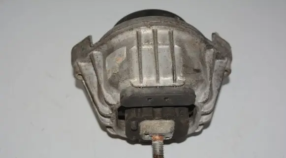 BMW 1 E81 E87 Engine mount bracket 6768799