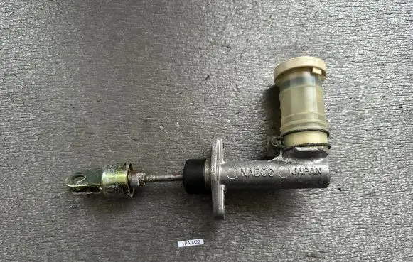 Mitsubishi Pajero Clutch master cylinder MB555115