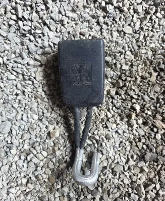 Volkswagen PASSAT B5.5 Rear seatbelt buckle 3B0857740