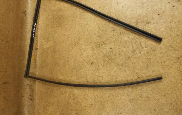 Toyota Land Cruiser (J100) Rubber seal rear door window/glass 
