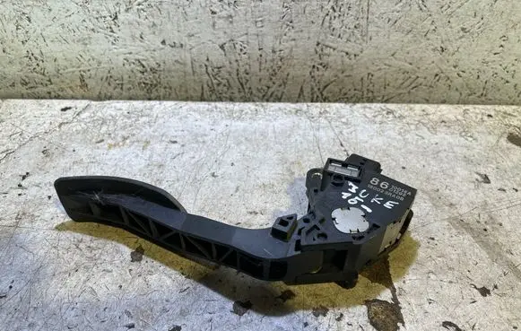 Nissan Juke I F15 Accelerator throttle pedal 180023RA0B 10014A 401292