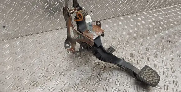 Toyota Yaris Clutch pedal 