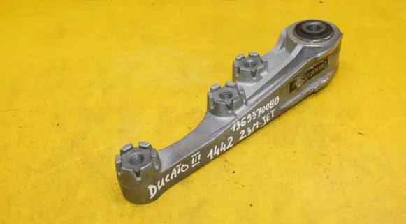 Engine mount vacuum valve