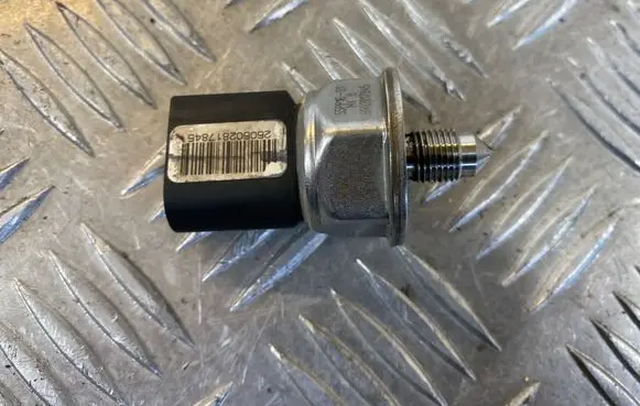 Volkswagen PASSAT B6 Fuel pressure sensor 03C906051D 03H906