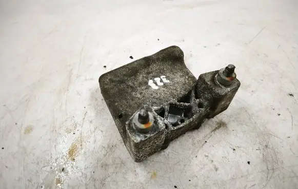BMW 5 E60 E61 Engine mounting bracket 24168110 70100593