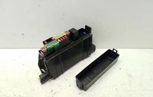 Nissan Leaf I (ZE0) Fuse module 24382EW70B