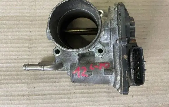 Toyota Avensis T270 Throttle body valve 261000R020