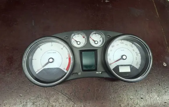 Peugeot 308 Speedometer (instrument cluster) 554001556215 TYC1W333K