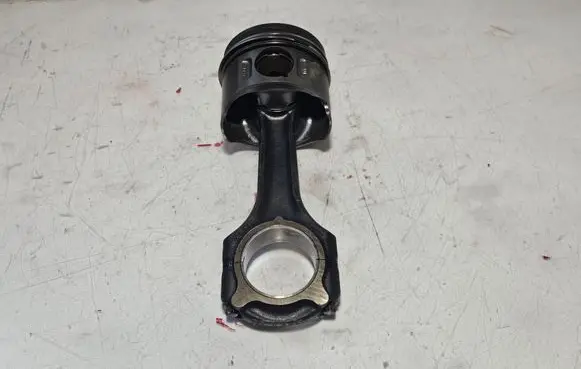 Mercedes-Benz Vito Viano W639 Piston with connecting rod 8854A