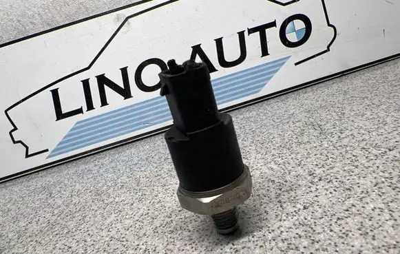 BMW 5 E39 Fuel pressure sensor 0281002475