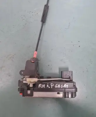 Opel Zafira B Rear door lock 13210738