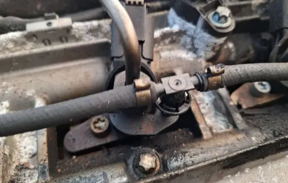 Mercedes-Benz R W251 Fuel injector