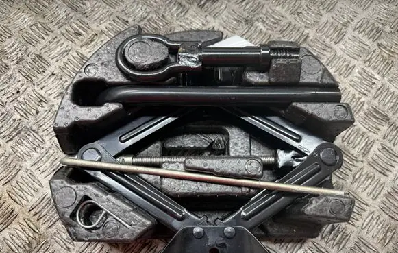 Ford Fiesta Tool set AY1117009AC