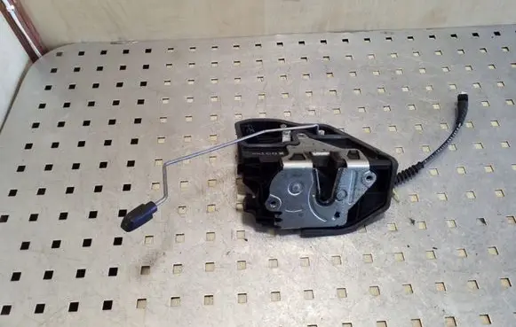 BMW X3 E83 Front door lock 7036168