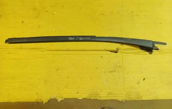 Renault Clio III Windshield trim 8200334099