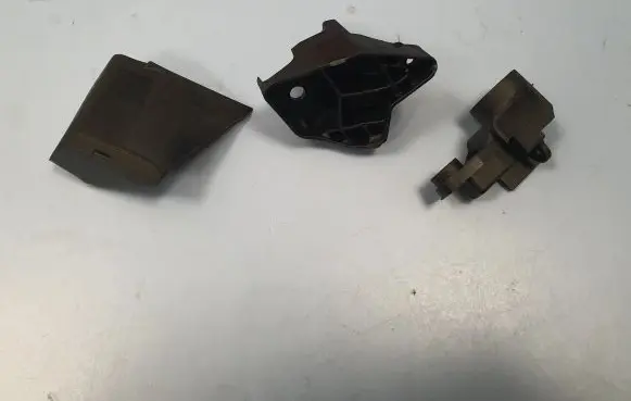 Headlight/headlamp mounting bracket