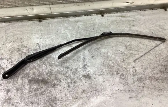 Volvo V70 Front wiper blade arm 31276002