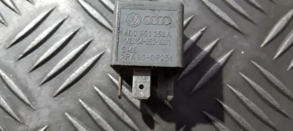 Volkswagen PASSAT B5.5 Other relay 8d0951253a v23134-b52-x301