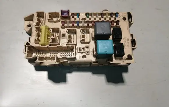 Toyota Avensis Verso Fuse module 8922144030
