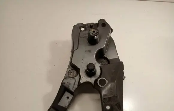 Volvo XC60 Fender mounting bracket 31424578 AD7011
