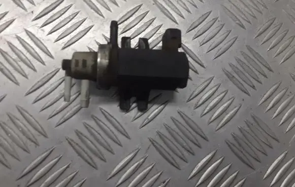 Volkswagen PASSAT B5 Valve vacuum 1H0906677