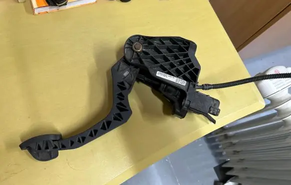 Volkswagen Golf VI Accelerator throttle pedal 1K1721059DL
