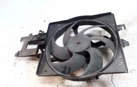 Radiator cooling fan shroud