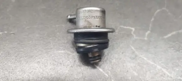 Volkswagen Golf IV Fuel pressure regulator 