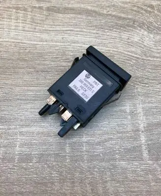 Volkswagen PASSAT B5.5 Windscreen/window heater switch 3B0959621C