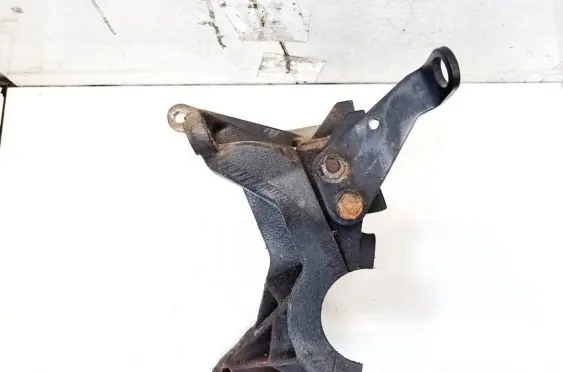 Volvo S80 Engine mounting bracket
