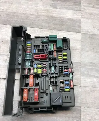 BMW 3 E90 E91 Fuse module 10688710 PA6GFK30