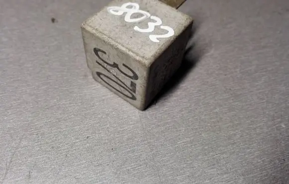 Volkswagen PASSAT B5.5 Other relay 8D0951253