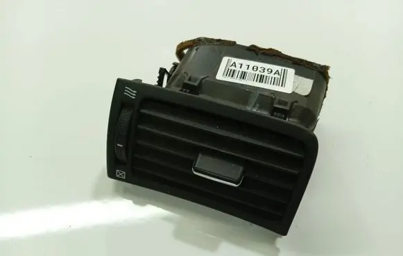 Toyota Avensis T250 Dash center air vent grill 