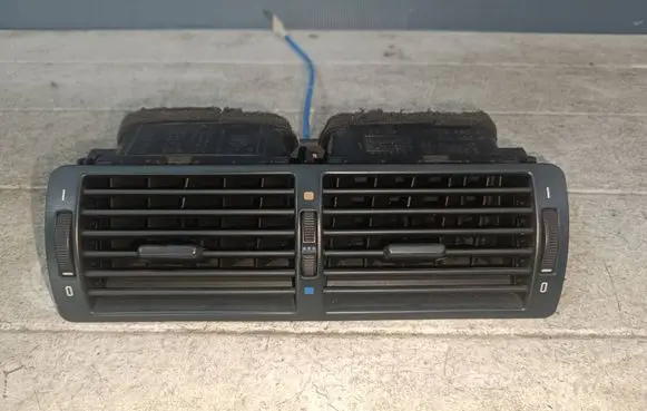 BMW 5 E39 Dash center air vent grill 8391179