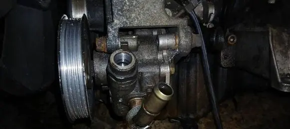 Volkswagen PASSAT B5 Power steering pump KYB