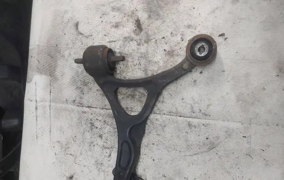 Volvo XC90 Front lower control arm/wishbone 8646614