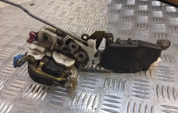 Subaru Forester SF Front door lock