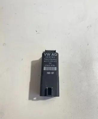 Volkswagen Golf V Glow plug pre-heat relay 038907281D