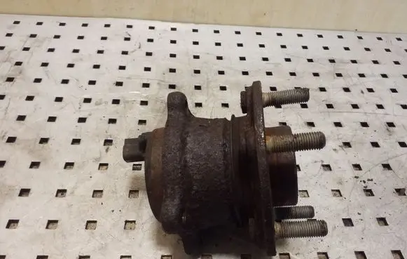 Ford Kuga II Rear wheel hub