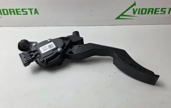 Accelerator throttle pedal