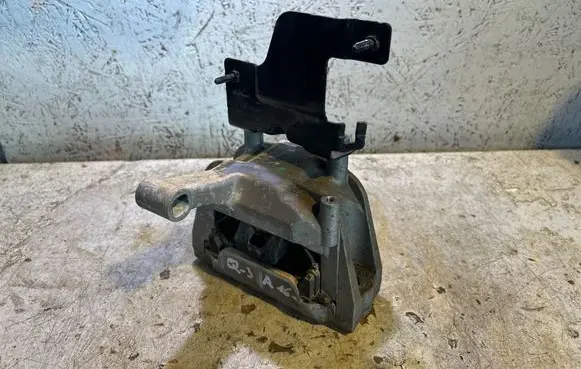 Audi Q3 8U Engine mount bracket 6N0199262
