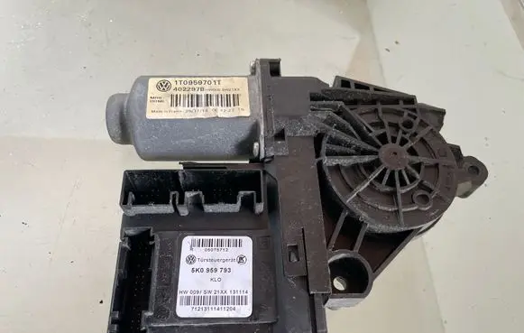 Volkswagen Touran II Front door window regulator motor 5K0959793 05075712 71213111411204