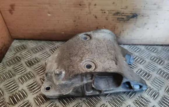 Mercedes-Benz CLA C117 X117 W117 Engine mounting bracket A2702230138